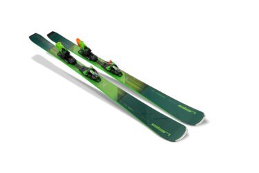 Une paire de skis Elan Wingman verts avec fixations.