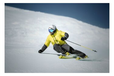 Skieur sur une pente enneigée