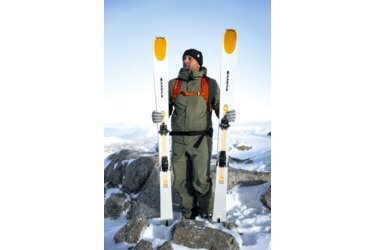 Homme avec des skis à la montagne