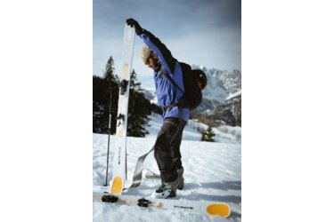 Skieur préparant ses skis de randonnée.