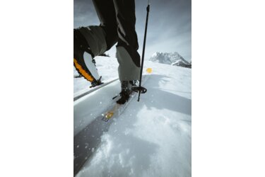 Personne faisant du ski dans la neige