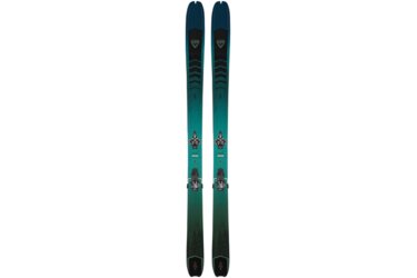 Deux skis avec fixations.