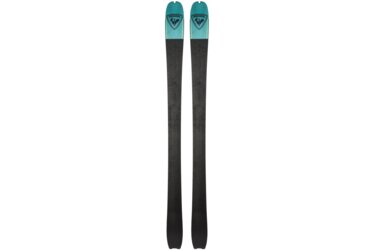 Une paire de skis Rossignol côte à côte.