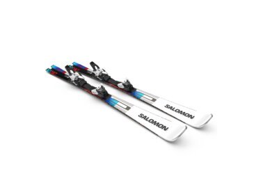 Une paire de skis Salomon sur fond blanc.