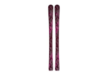 Deux skis avec un motif géométrique rose et violet.
