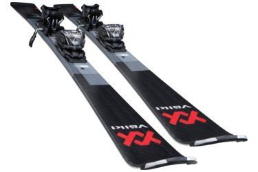 Ein Paar Völkl Ski mit Bindungen.