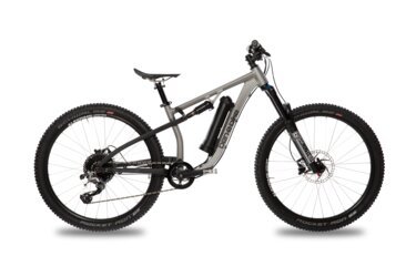VTT électrique argenté avec pneus et batterie noirs.