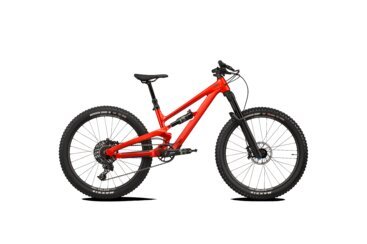 VTT rouge sur fond noir