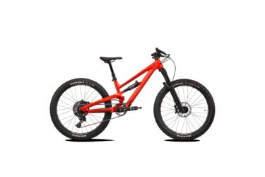 VTT rouge sur fond noir