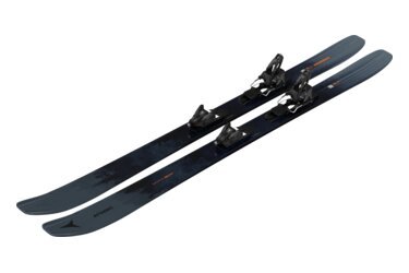 Une paire de skis Atomic Maverick 105 CTI sur fond noir