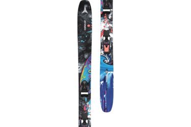 Deux skis Atomic avec des motifs colorés et des fixations.