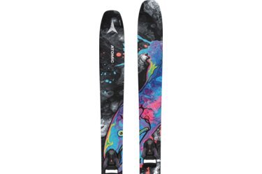 Deux skis Atomic avec des graphismes colorés et des fixations.