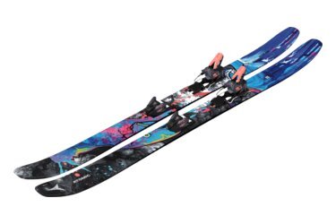 Une paire de skis Atomic Bent Chetler avec fixations.