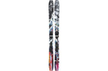Une paire de skis de randonnée Atomic Bent 100 avec fixations.
