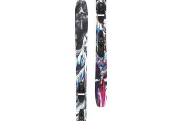 Une paire de skis Atomic Bent 100 avec fixations.
