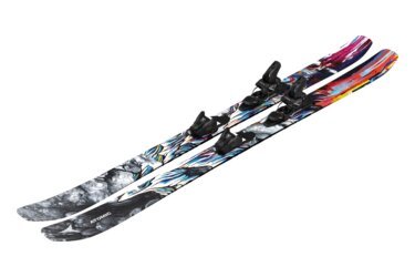 Une paire de skis Atomic Bent 100 avec fixations