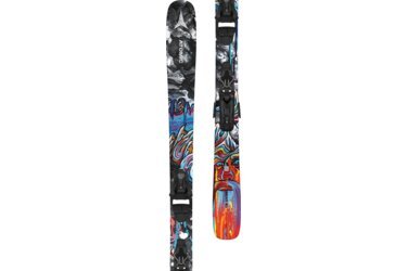 Une paire de skis Atomic Bent 85 avec des motifs colorés.