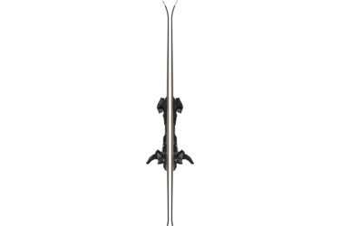 Paar Skier mit Bindungen