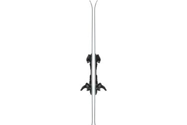 Une paire de skis avec fixations, prise de face.