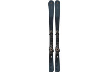 Une paire de skis Atomic Cloud Q11 avec fixations.