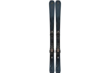 Une paire de skis Atomic Cloud Q11 avec fixations.