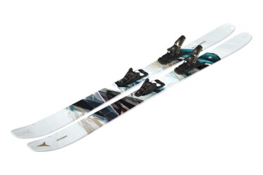 Paire de skis Atomic Maven avec fixations sur fond noir.