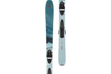 Une paire de skis Atomic Maven avec fixations.
