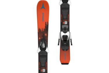Zwei Atomic Ski, orange mit schwarzer Bindung.