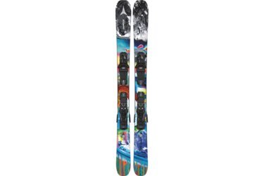 Une paire de skis avec des graphismes colorés et des fixations montées.