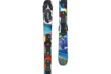 Une paire de skis Atomic Bent Chetler avec des graphismes colorés et des fixations.