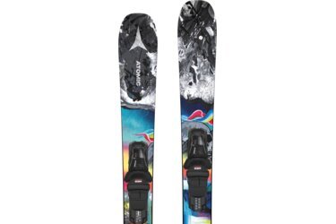 Deux skis avec des motifs de peinture abstraits et des fixations Atomic.