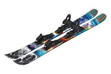 Une paire de skis avec des fixations sur fond noir.