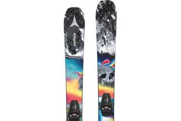 Deux skis avec des motifs artistiques et des fixations.