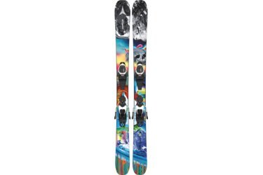 Une paire de skis Atomic Bent Chetler avec des motifs colorés
