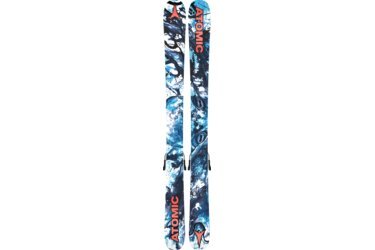 Une paire de skis Atomic avec un motif marbré bleu et blanc et des logos rouges.