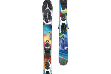 Une paire de skis Atomic Bent Chetler avec des graphismes colorés et des fixations.