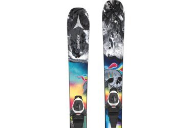 Paire de skis avec motif de crâne et éclaboussures de peinture.
