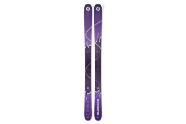 Deux skis Blizzard Anomaly 102 de couleur violette.