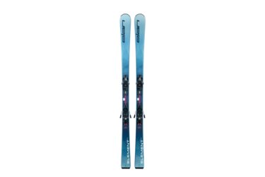 Une paire de skis Elan Element RS 74 bleus avec des fixations.