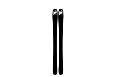 Deux skis K2 avec logos sur fond noir.