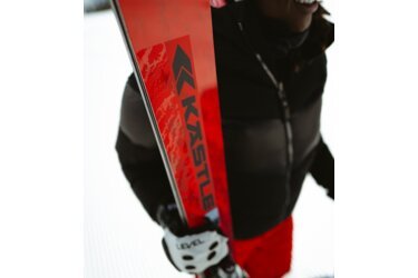 Person hält rote KÄSTLE Skier.