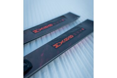 Nahaufnahme von zwei Skiern im Schnee