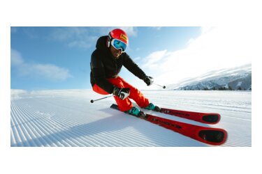 Skifahrer auf präparierter Piste