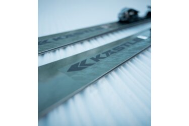 Une paire de skis Kästle