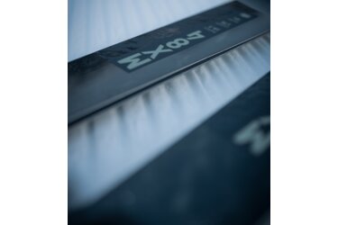 Gros plan de skis avec l'inscription "MX87"
