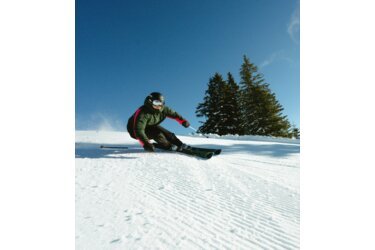 Skieur sur une piste enneigée