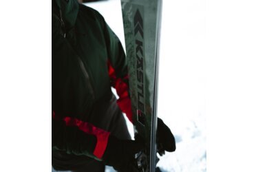 Personne tenant une paire de skis Kästle