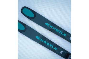 Skis Kästle sur neige damée