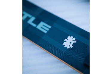 Gros plan d'un snowboard avec un logo