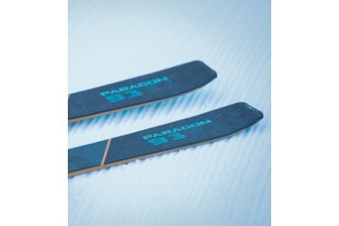 Paire de skis Paragon 93 dans la neige